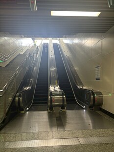 地下通道的自动扶梯
