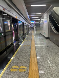 空旷地铁站台的宁静时刻