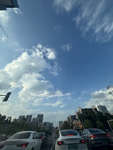 城市道路上的蓝天白云车流