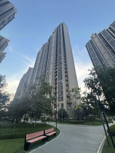 城市中高楼旁的休闲小径