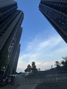 城市高楼间的开阔天际线