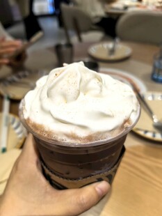 手持美味奶油巧克力饮品