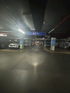 地下停车场内景