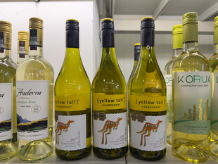 多样品牌葡萄酒整齐陈列