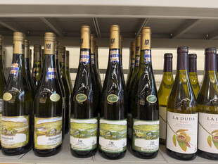 多样葡萄酒整齐陈列