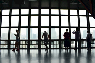 候机厅里的旅客身影