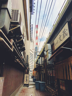 狭窄小巷中的日式建筑景象