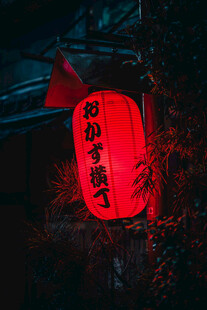 红灯笼映照夜色