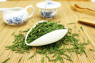 青花瓷茶具与新鲜茶叶