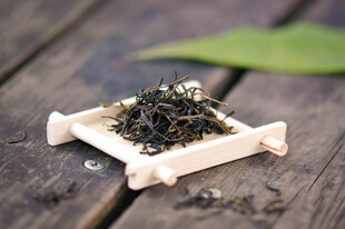 木制托盘上的散装茶叶