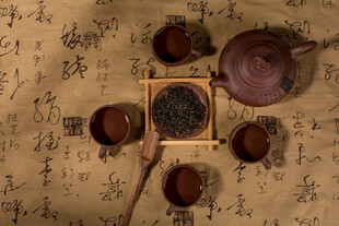 中式传统茶具与古朴背景