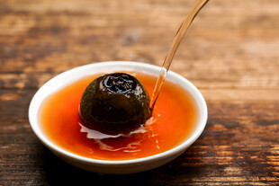 碗中橄榄浸于红色酱汁中