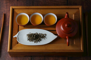 中式茶具与茶饮展示