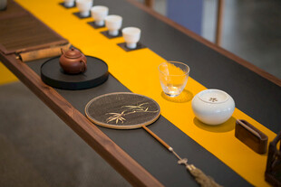 中式雅致茶具摆设于桌