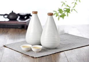 日式白瓷酒具与小杯