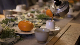 餐桌布置中的精致餐具与水果