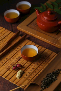 中式茶具与香茗的雅致组合