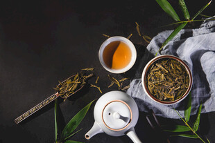 传统茶具与茶叶的雅致组合