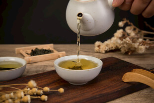 优雅中式茶艺倒茶瞬间