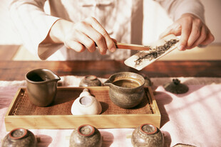 传统茶艺表演中的精致茶具