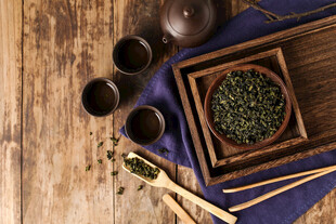 中式茶具与茶叶的雅致组合