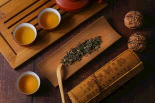 中式茶具与茶叶的雅致组合
