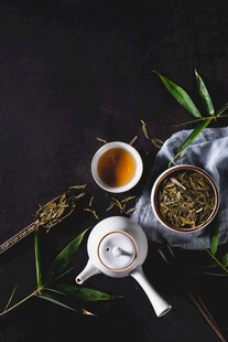 中式茶具与清新茶叶组合