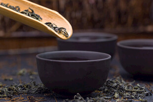 古朴茶具与倾洒的茶叶