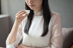 优雅女子手持物品姿态优雅