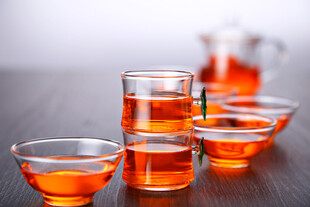 精致茶具中的琥珀色茶汤