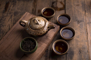 古朴茶具与香茗