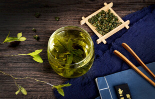 传统抹茶茶具与清新茶叶