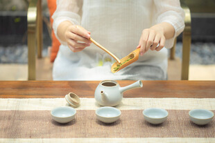 传统茶艺表演瞬间