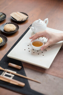 手捧茶盏的中式品茶场景