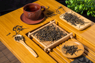 中式茶具与散落茶叶场景