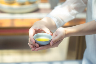 手中精致马卡龙甜点