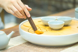 手艺人专注制作陶艺作品