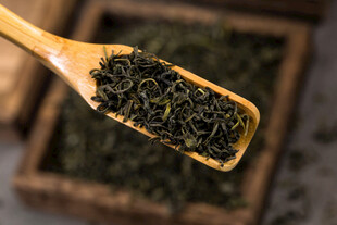 木勺盛着的卷曲茶叶