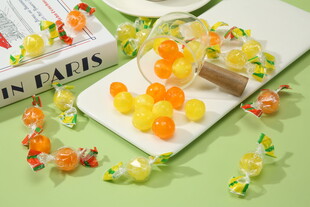 多彩美味糖果散落桌面