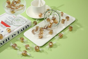 精致糖果与茶具的惬意组合