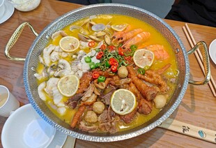 酸汤三拼鱼片火锅