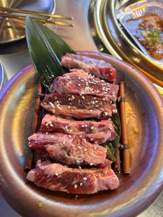 美味鲜嫩的烤牛肉切片