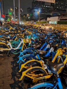 夜晚街头的共享单车停放区