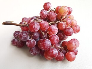 一串色泽诱人的新鲜葡萄