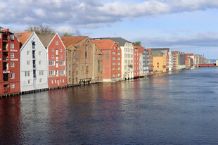 河畔多彩建筑风景