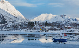冬日静谧湖畔雪景风光