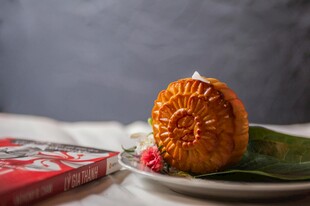 传统月饼摆放在精致盘中