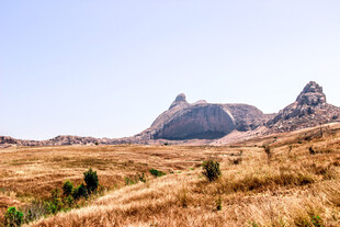 草原上的壮丽山峰景观