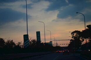 黄昏时分的城市道路景观
