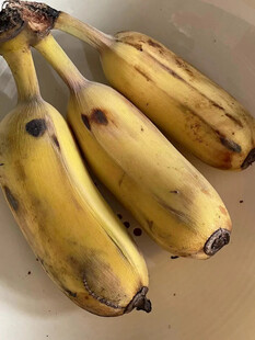 三根表皮带斑的成熟香蕉